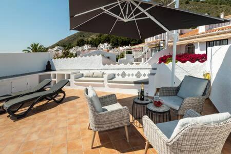 Hermosa Casa Con Terraza E Increibles Vistas Al Mar Y La Montana Nerja