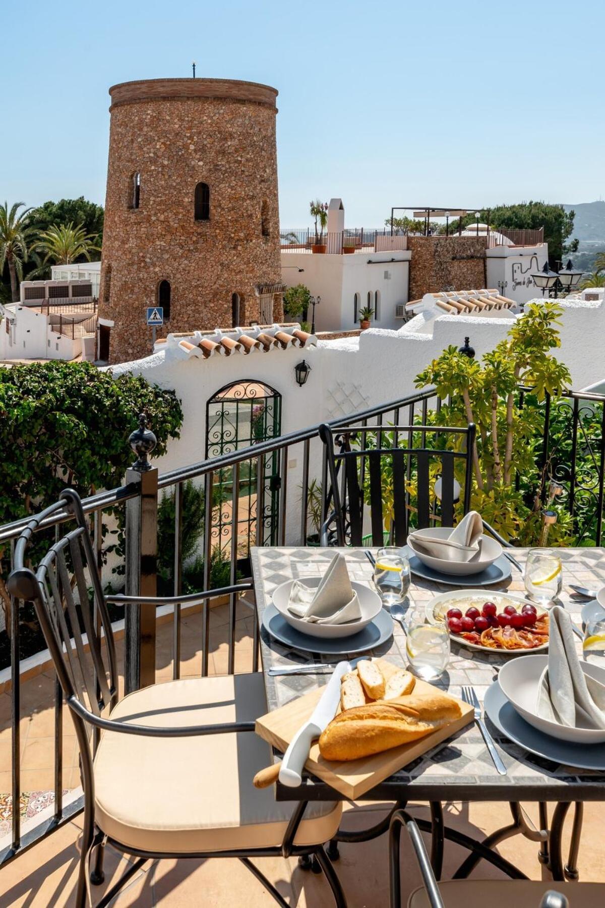 Hermosa Casa Con Terraza E Increibles Vistas Al Mar Y La Montana Nerja